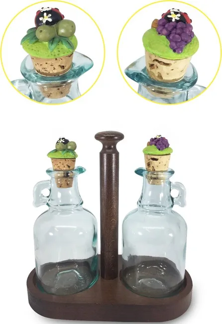 Olie-azijnstel met druiven en olijven decoratie